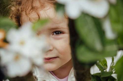 oculto inocencia ocultar naturaleza niño al aire libre retrato flor