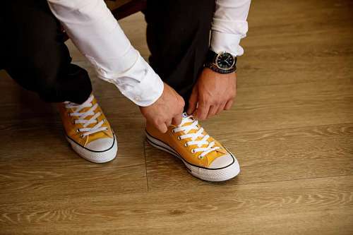 pierna Par de piernas empresario empresario amarillento zapatillas de deporte zapatos de oficina de cuero marrón
