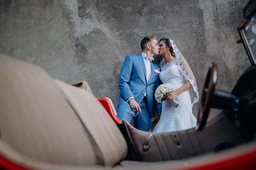besos veterano novio sedán beso novia persona mujer