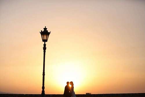 besos romántico beso lámpara bonita puesta de sol silueta traje calle