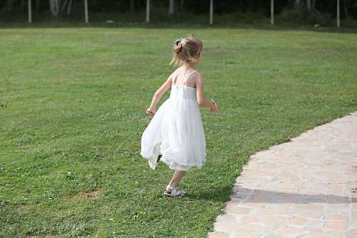 cabello rubio corriendo niño rubia bonita cabello inocencia alegría novia parque