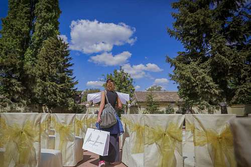 ceremonia comprador celebración sillas compras mujer ceremonia aire libre paisaje flor