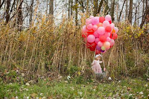 a base de hierbas globo de mimbre adorable niño cesta arbusto hierba árbol verano joven