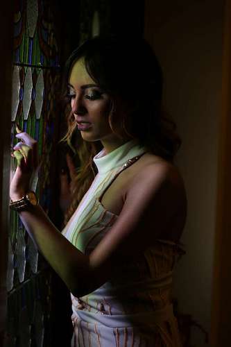 morena Ventana mujer bonita vidriera buscando atractiva morena