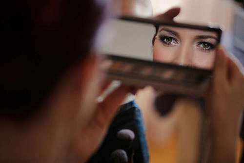 estetica mujer esteticista reflejo cosméticos joven espejo ojos maquillaje