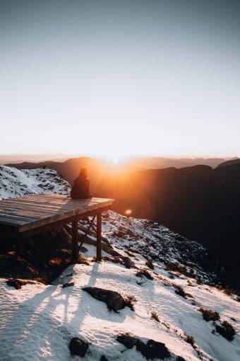 montanas nevadas Una persona mirando el horizonte en una montaña nevada.