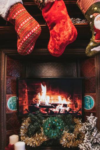Chimenea encendida en navidad