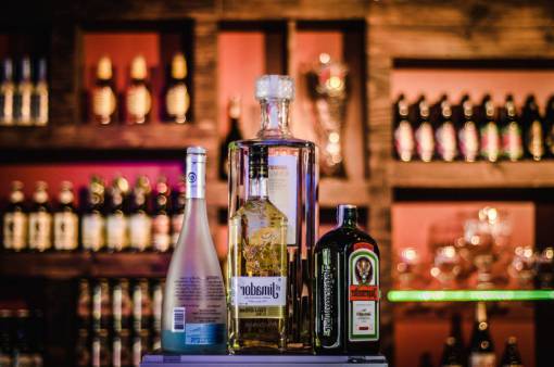 cabina bar licor botellas bebidas vino alcohol bokeh