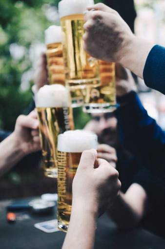 9 cerveza bebidas frías bebida manos salud fiesta