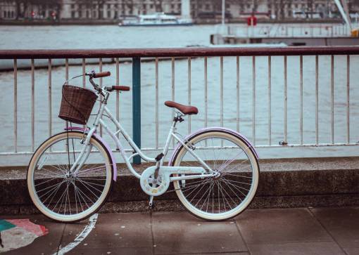 bicicleta bicicleta bicicleta cesta agua de mar valla de acero