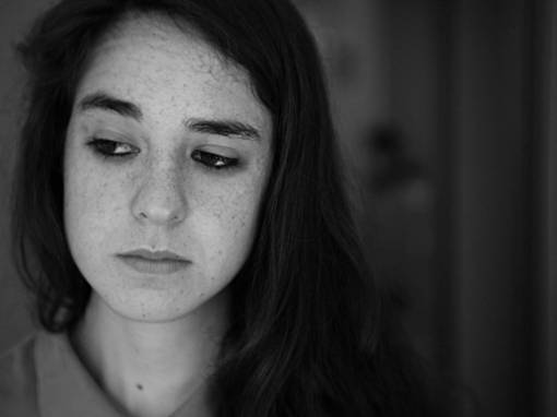 triste gente en blanco y negro niña triste desenfoque