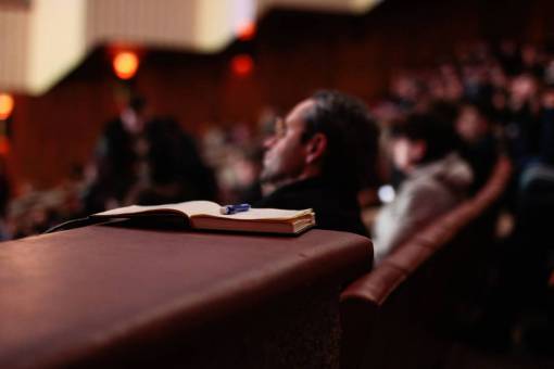 escucha libro bolígrafo gente auditorio seminario escuchar orador