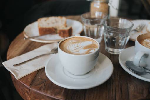 semilla semilla de grano de café café negro madera caliente
