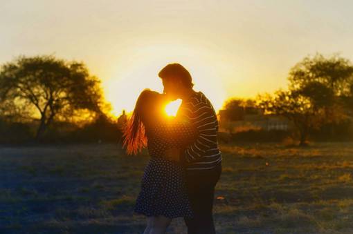 besos pareja chica chico beso abrazo amor gente