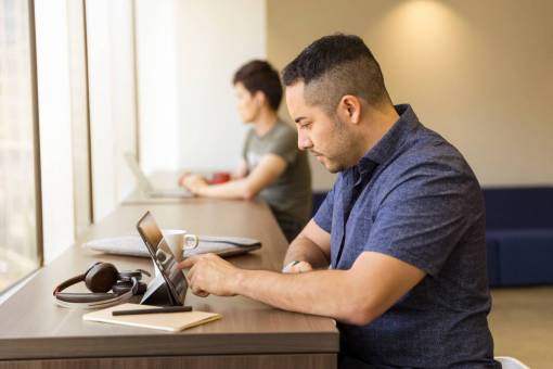 gente de negocios hombre trabajando ipad tableta tecnología negocios auriculares