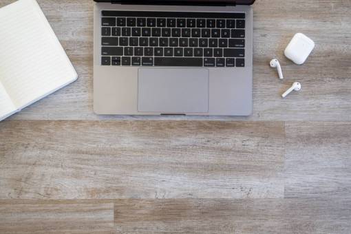 teclados escritorio de oficina teclado auriculares espacio de trabajo tecnología top