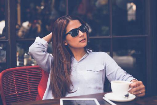 cafeteria gente mujer belleza sombras gafas de sol café frío