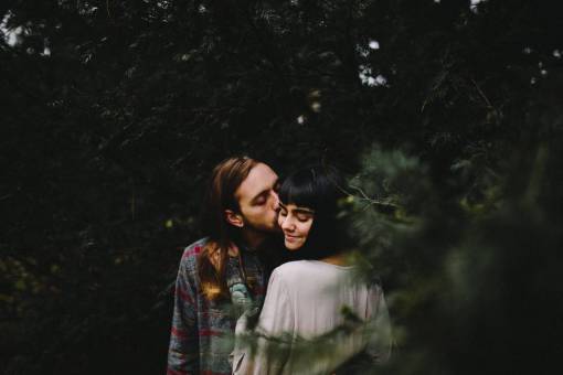 besos árbol planta naturaleza al aire libre gente pareja amor