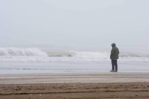 invierno Hombre caminando por la playa en invierno
