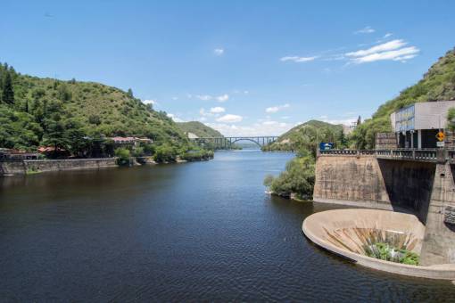 montanas Embudo de agua de la represa de San Roque en Villa Carlos Paz, Córdoba, Argentina