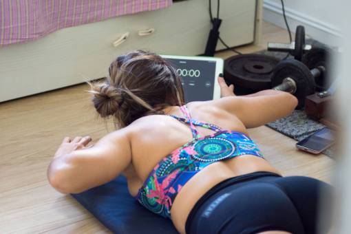 deportes Foto de una mujer entrenando en casa.