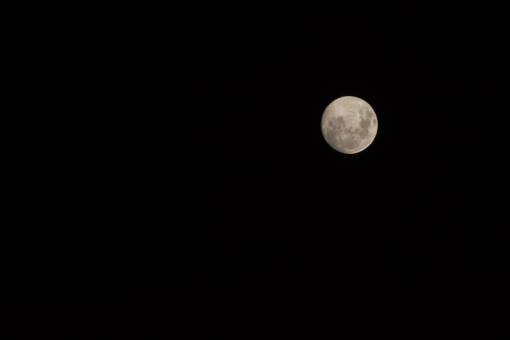 cielos Toma del cielo nocturno con luna llena