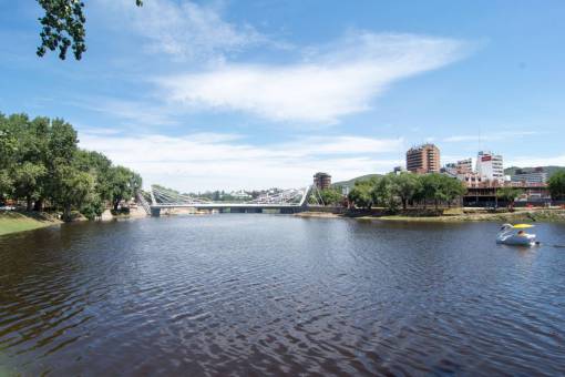 montanas Toma del río San Antonio en la ciudad de Villa Carlos Paz en la provincia de Córdoba, Argentina
