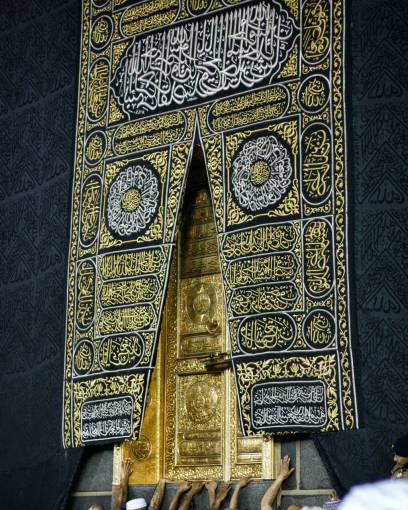 simbolo La Kaaba entre los peregrinos en la Mezquita Masjid al-Haram