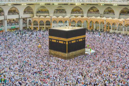 simbolo La Kaaba entre los peregrinos en la Mezquita Masjid al-Haram