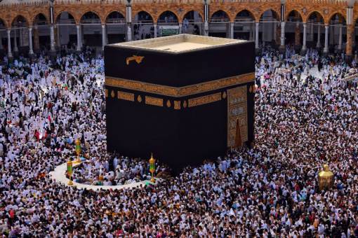 simbolo La Kaaba entre los peregrinos en la Mezquita Masjid al-Haram