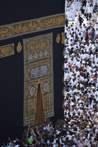 simbolo La Kaaba entre los peregrinos en la Mezquita Masjid al-Haram