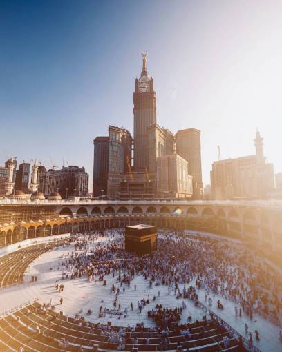 simbolo La Kaaba entre los peregrinos en la Mezquita Masjid al-Haram