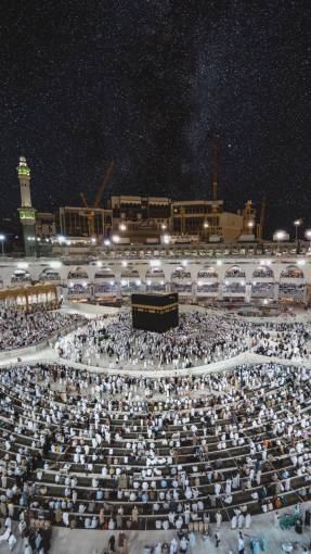 simbolo La Kaaba entre los peregrinos en la Mezquita Masjid al-Haram