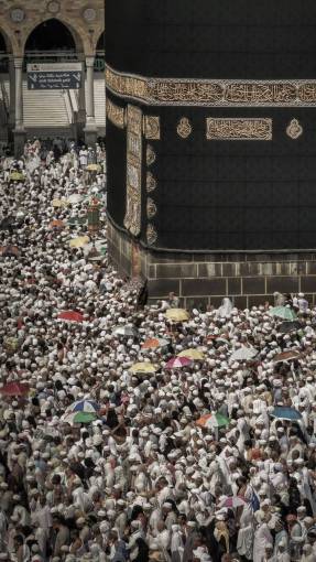 simbolo La Kaaba entre los peregrinos en la Mezquita Masjid al-Haram