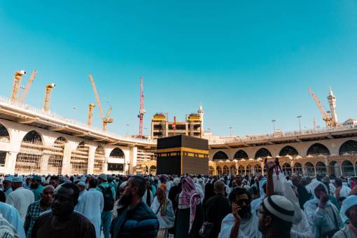 simbolo La Kaaba entre los peregrinos en la Mezquita Masjid al-Haram