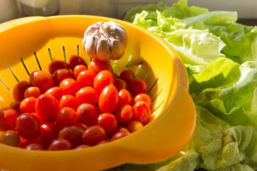 comidas Lavar hojas de lechuga y tomate cherry en la cocina