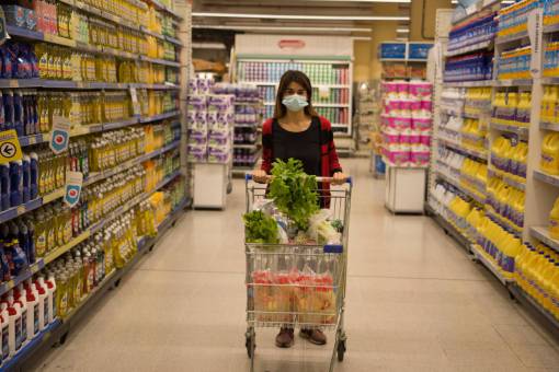comidas mujer, con, carro de compras, en, supermercado