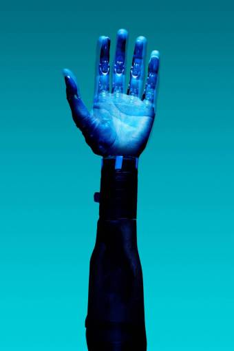 negocios mano cyborg