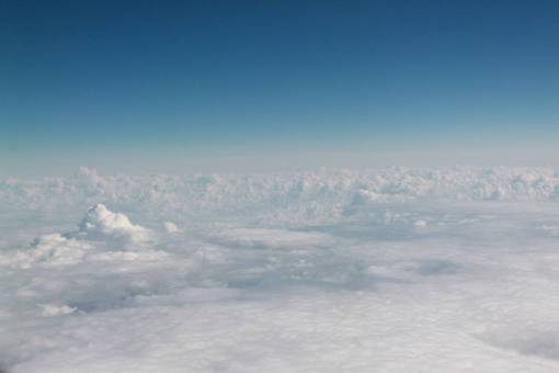 avion sobre las nubes cielo blanco aeroplano azul