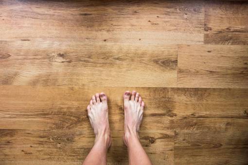 pies descalzo pies descalzos piso madera dura