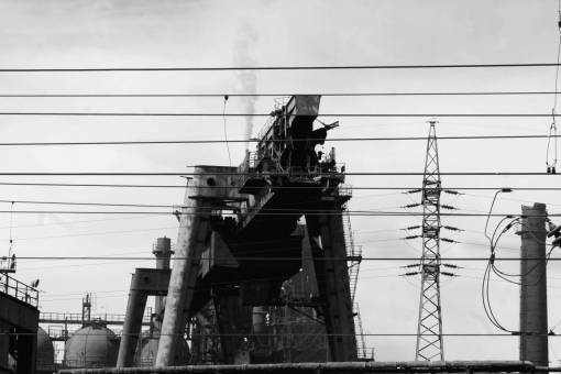 fabrica Líneas eléctricas grunge de producción de fábrica en blanco y negro