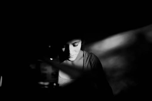 blanco y negro monocromo gente mujer luz ventana emoción
