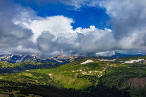 nubes cielo azul montaña paisaje montaña verde