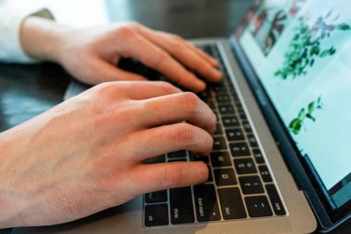 teclados computadora portátil trabajando escribiendo manos teclado trabajo