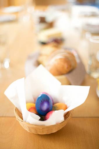 huevo huevo colorido mesa cesta marrón comida pascua