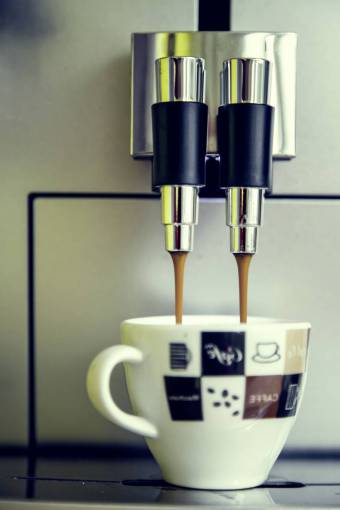 electrodomestico máquina de café espresso bebida de café taza blanca mano