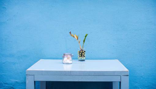 florero vidrio tarro mesa azul decoración