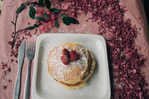 presentation-speech food  snack  breakfast  pancake  strawberry  powder  sugar