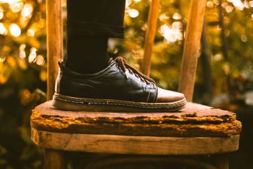 calzada Calzado zapato calcetín negro silla bokeh desenfoque