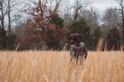 moda natural hierba espalda árboles niña mujer nubes bosque